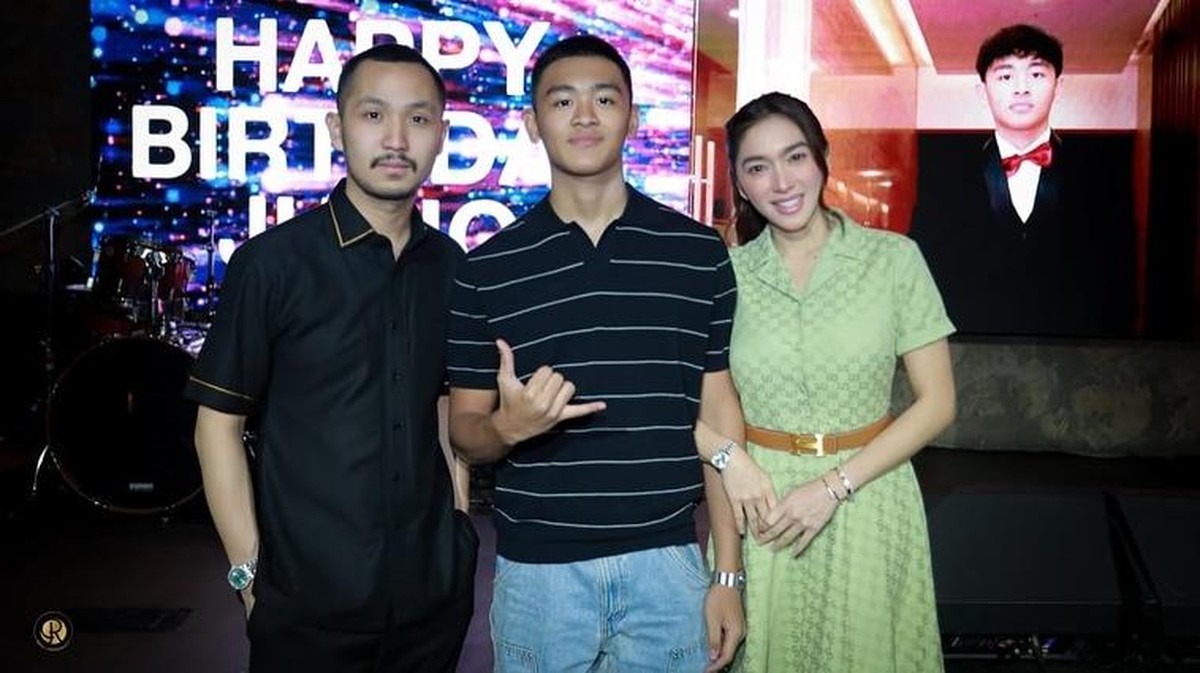 Foto perayaan ulang tahun Junio &lpar;baju hitam garis-garis&rpar;&comma; anak pertama Angel Karamoy dan Steven Rumangkang&period;