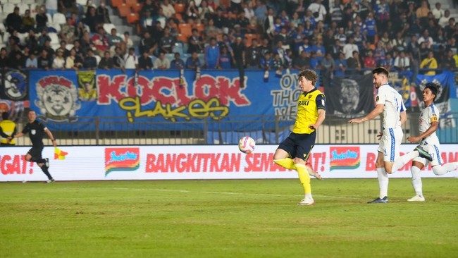 Kepastian Oxford United lolos final Piala Presiden 2025 harus dibayar mahal. Pasalnya Ole Romeny mengalami cedera saat mengalahkan Arema FC 4-0, Kamis (10/7).