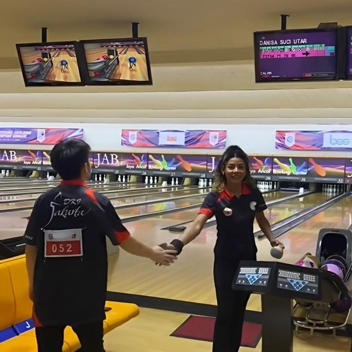 <p>Biasanya tampil di layar kaca, kali ini&nbsp;Zsa Zsa Utari justru mencuri perhatian di arena olahraga. Aktris yang dikenal lewat perannya sebagai Maria di film <em>Imperfect</em> dan Cemong di sinetron<em> Si Cemong</em> ini ternyata juga aktif sebagai atlet bowling, lho! (Foto: Tiktok @marcosuciadi)</p>