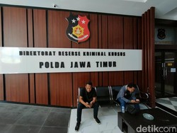 Gubernur Khofifah Tiba di Polda Jatim Jadi Saksi KPK