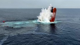 FOTO: Detik-detik Kapal Kargo Tenggelam Dirudal Houthi di Laut Merah