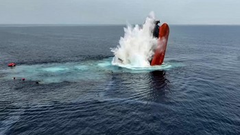 FOTO: Detik-detik Kapal Kargo Tenggelam Dirudal Houthi di Laut Merah