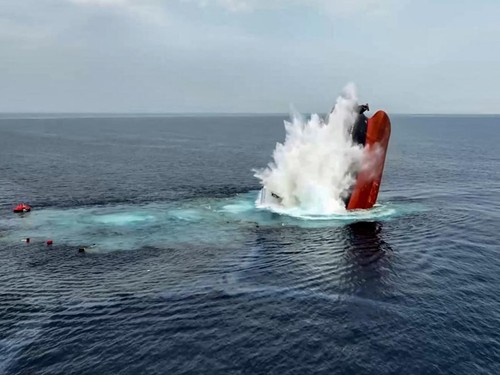 FOTO: Detik-detik Kapal Kargo Tenggelam Dirudal Houthi di Laut Merah