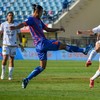 Pesepak bola Dewa United Taisei Marukawa (kanan) berebut bola dengan pesepak bola Port FC Noboru Shimura (kiri) pada pertandingan Piala Presiden Grup B di Stadion Si Jalak Harupat, Bandung, Jawa Barat, Kamis (10/7/2025). ANTARA FOTO/Raisan Al Farisi/