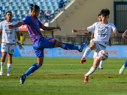 Pesepak bola Dewa United Taisei Marukawa (kanan) berebut bola dengan pesepak bola Port FC Noboru Shimura (kiri) pada pertandingan Piala Presiden Grup B di Stadion Si Jalak Harupat, Bandung, Jawa Barat, Kamis (10/7/2025). ANTARA FOTO/Raisan Al Farisi/