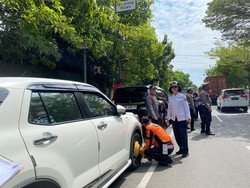 16 Kendaraan Parkir di Trotoar-Bahu Jalan Makassar, 8 Mobil Digembok