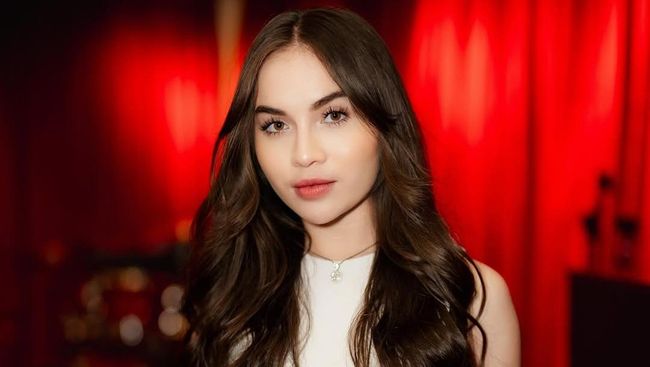 Beradegan Dewasa dan Vulgar, Elina Joerg Dibanjiri DM dari Penggemar