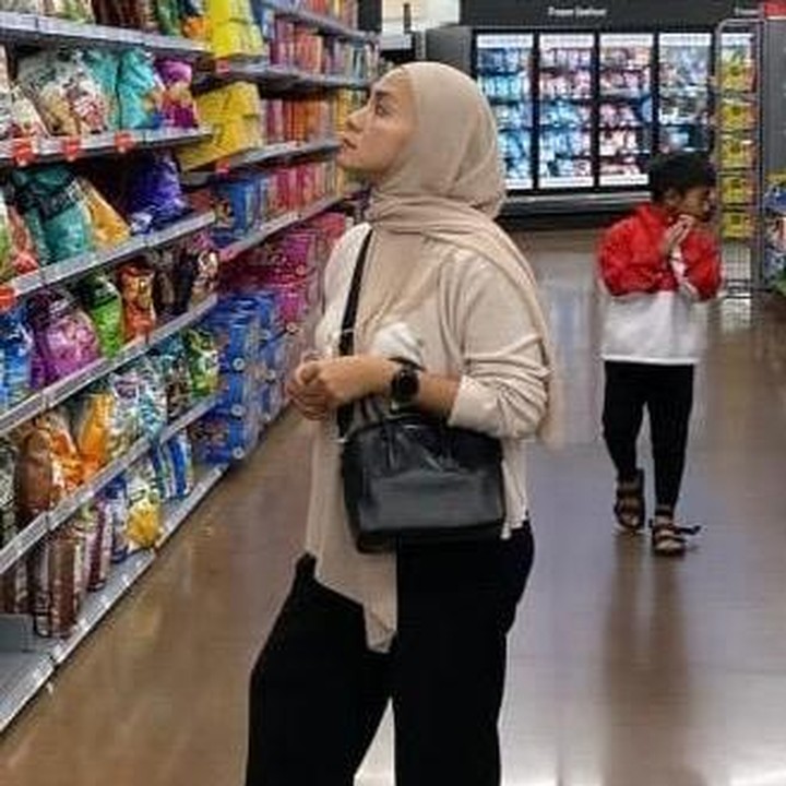 <p>Tak hanya saat di lapangan, Enno juga terlihat santai menemani putranya berbelanja makanan. Kebersamaan mereka terasa hangat sekali, ya! (Foto: Instagram @ennolerian_)</p>