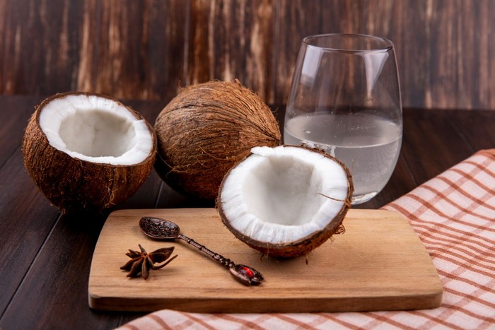Air kelapa dapat membantu menutrisi dan melembapkan kulit kering jika dioleskan secara langsung pada area kulit.