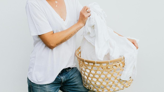 8 Cara Memutihkan Baju Putih yang Sudah Menguning Tanpa Pemutih, Bisa Pilih Bahan Alami Sitrun-Soda Kue 8 Cara Memutihkan Baju Putih yang Sudah Menguning Tanpa Pemutih, Bisa Pilih Bahan Alami Sitrun-Soda Kue