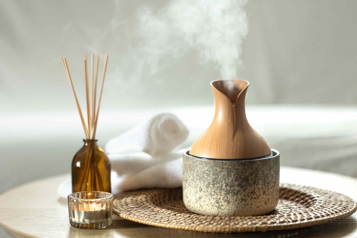 Diffuser membantu meningkatkan kualitas tidur. Selain itu, diffuser juga bermanfaat untuk memperbaiki suasana hati, meredakan stres, dan meningkatkan fokus/Foto: freepik.com/pvproductions
