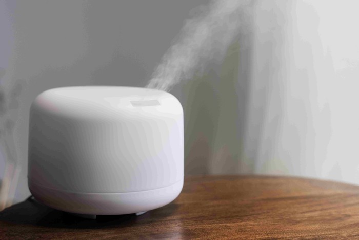 Humidifier bermanfaat untuk menambah kelembapan udara. Penggunaannya juga dapat meredakan gejala kulit kering/Foto: freepik.com/rawpixel.com