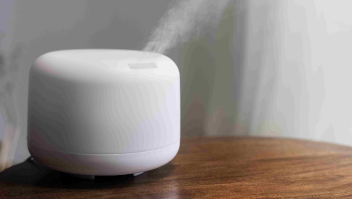 Humidifier bermanfaat untuk menambah kelembapan udara. Penggunaannya juga dapat meredakan gejala kulit kering/Foto: freepik.com/rawpixel.com