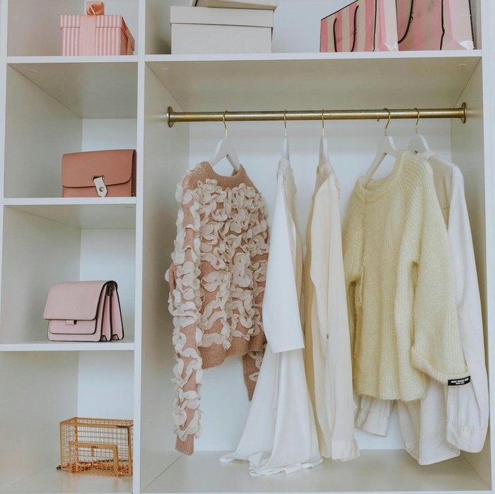 Saat kamu menemukan lemari atau laci yang penuh sesak dan berantakan, menjadi tanda seseorang dilanda stres.