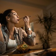 Perlu Dibiasakan, Ini 5 Manfaat Makan Lebih Lambat untuk Kesehatan yang Sering Diabaikan