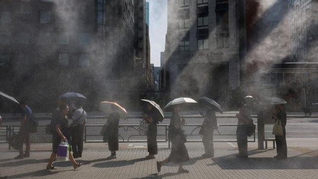 Jepang mencatat suhu panas 35 derajat Celsius, rekor 10 hari berturut-turut.