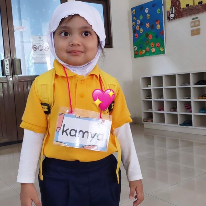 <p>Di hari pertamanya di sekolah baru, Kamya tampil super menggemaskan dengan seragam lengkapnya yang bikin hati Bunda meleleh. &ldquo;Hari pertama sekolah prajurit Pondok Cabe kita," tulis Fitri Tropica lewat unggahan Instagram <em>story</em>-nya, baru-baru ini. (Foto: Instagram @fitrop)</p>