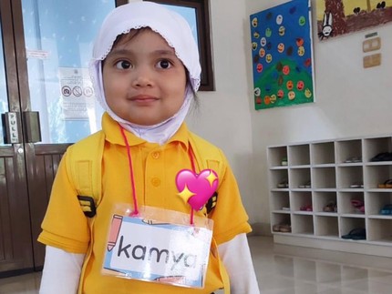 Kamya 'Ceu Haji' Anak Fitri Tropica Masuk Sekolah Hari Pertama, Intip Momen Lucunya