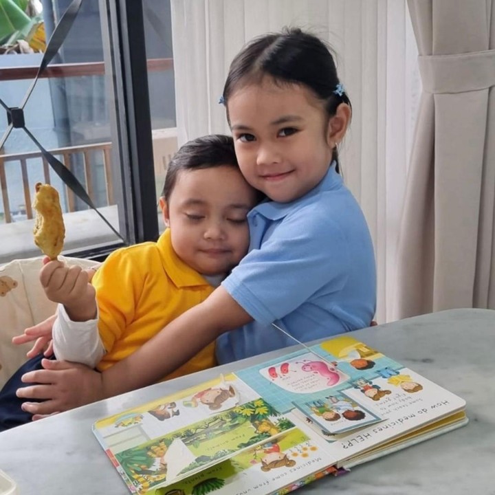 <p>Momen manis pun terjadi saat Kamya berpose bersama sang kakak, Sada Amina Hanara, yang juga sudah lebih dulu bersekolah. &ldquo;<em>Support</em> dari kakak sesaat sebelum berangkat sekolah. Akan kuhadapi semuanya, tapi bentar sarapan sate lilit dulu,&rdquo; tulis Fitri Tropica. (Foto: Instagram @fitrop)</p>