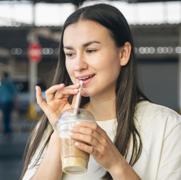 5 Kebiasaan Sepele yang Bikin Penuaan Dini, Salah Satunya Minum Pakai Sedotan!