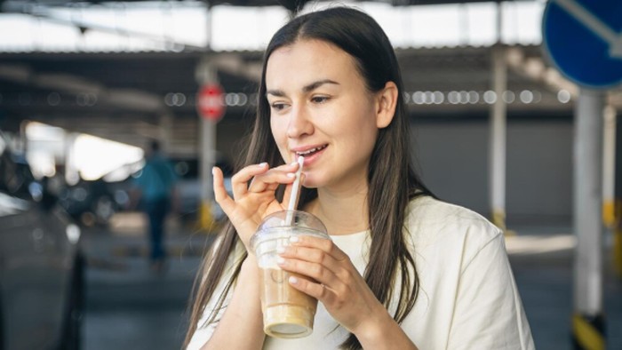 5 Kebiasaan Sepele yang Bikin Penuaan Dini, Salah Satunya Minum Pakai Sedotan!