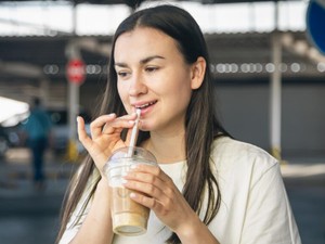 5 Kebiasaan Sepele yang Bikin Penuaan Dini, Salah Satunya Minum Pakai Sedotan!