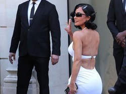 Kim Kardashian Tampil di Catwalk Balenciaga, Jalan Diejek Bak Orang Mabuk