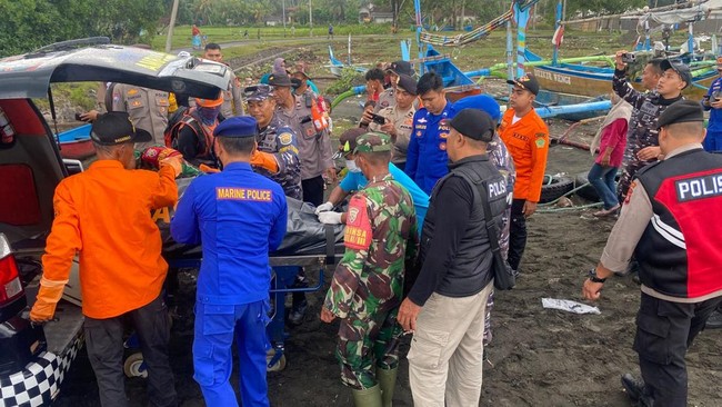 Jenazah korban tenggelamnya kapal KMP Tunu Pratama Jaya kembali ditemukan oleh nelayan. Total korban tewas kini mencapai 15 orang.