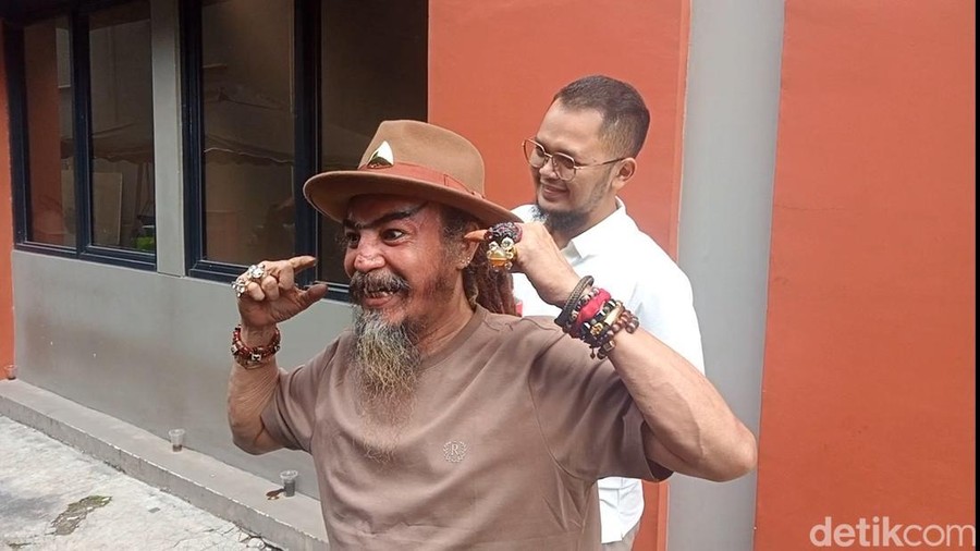 Limbad Limbad menunjukkan gigi taringnya yang justru terlihat jenaka.