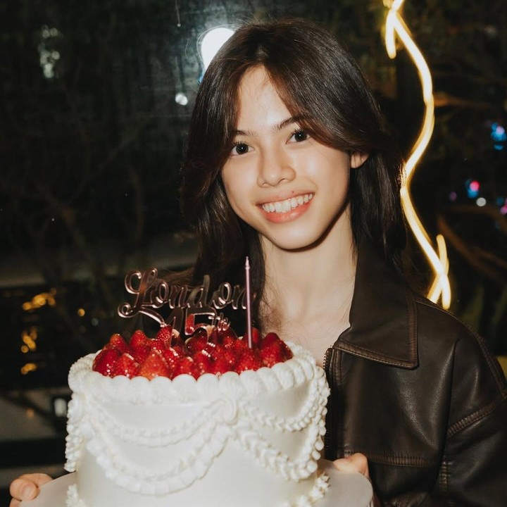 <p>Perempuan 44 tahun ini pun mengungkap dukungan penuhnya agar sang putri terus mewujudkan keinginannya. &ldquo;Kamu unik dan istimewa, dan kamu tidak boleh melupakan itu. Anda memiliki semua yang diperlukan untuk membuat impian Anda menjadi nyata. Berharap besar, selalu!&rdquo; tuturnya.&nbsp;(Foto: Instagram@adilladimitrihardjanto)</p>