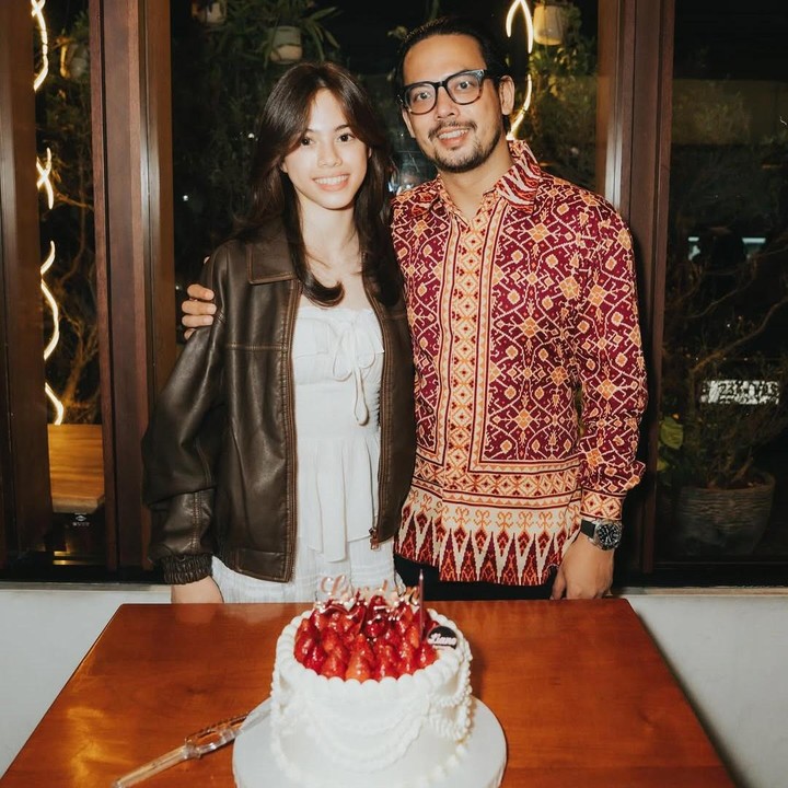 <p>Sementara itu, sang ayah juga berharap agar putrinya ini selalu mendapat kebahagiaan. &ldquo;Selamat ulang tahun, London Abigail Dimitri! Tidak percaya kamu sudah 15 tahun...waktu benar-benar berlalu. Aku hanya ingin kamu selalu bahagia, tetap sehat, dan mendapatkan semua yang kamu inginkan. Teruslah tumbuh menjadi jiwa yang kuat, cerdas, dan indah &mdash; dalam dan luar.&rdquo;&nbsp;(Foto: Instagram@adilladimitrihardjanto)</p>