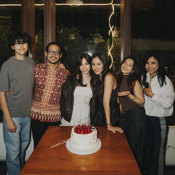 <p>Momen perayaan ulang tahun London dibagikan langsung oleh kedua orang tuanya melalui beberapa foto yang diunggah di Instagram pribadi, seperti foto yang satu ini. Wulan dan mantan suami terlihat kompak membahagiakan sang putri, bukan?&nbsp;(Foto: Instagram@wulanguritno)</p>
