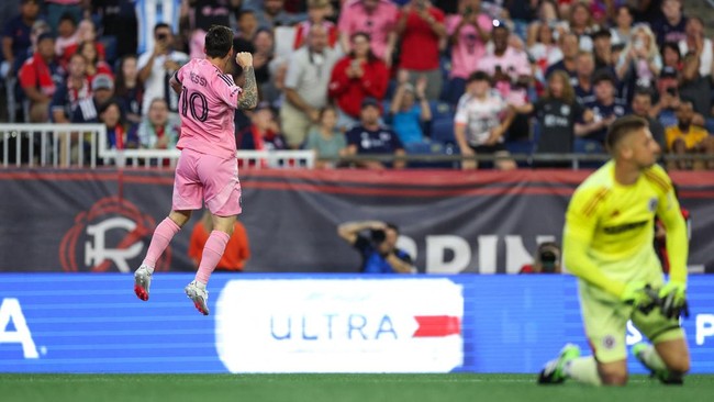 3 Rekor Messi dalam Satu Hari Lionel Messi mencatat tiga rekor dalam satu hari pada laga lawan New England Revolution, Kamis (10/) pagi WIB. Berikut tiga rekor tersebut.