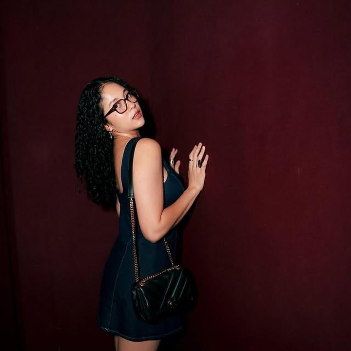 <p>Sitha Marino dikenal sebagai aktris, penyanyi, dan juga atlet asal Denpasar, Bali. Ia merupakan adik dari Putri Marino dan sempat mencuri perhatian lewat aktingnya di serial Jenuh serta film <em>Generasi 90-an: Melankolia</em>. Namun di balik sorotan kamera,&nbsp;Sitha sempat merasa <em>minder</em> dan tidak nyaman dengan bentuk tubuhnya. (Foto: Instagram @sithamarino)</p>