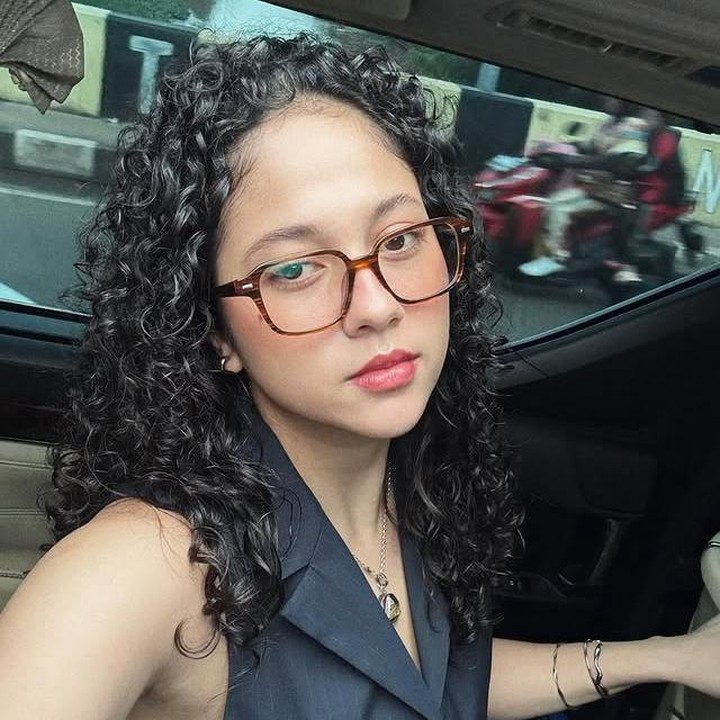 <p>Lewat unggahan di Instagram dan cuplikan acara <em>Rumpi (No Secret)</em>, Sitha mengaku mulai serius menurunkan berat badannya sejak Oktober 2024. Saat itu, ia merasa sudah hampir obesitas dan mulai mendengar peringatan dari orang-orang terdekatnya. (Foto: Instagram @sithamarino)</p>
