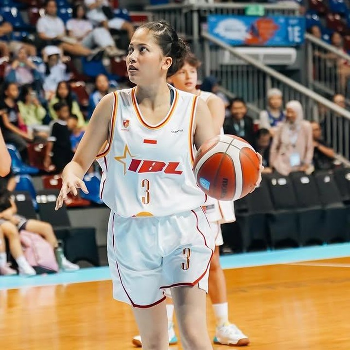 <p>Kini, penampilan kekasih Bastian Steel ini terlihat makin bugar dan percaya diri. Sitha pun rutin berolahraga, salah satunya dengan main basket yang memang sudah menjadi hobi lamanya. (Foto: Instagram @sithamarino)</p>