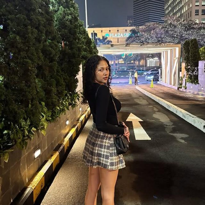 <p>Kalau dulu sempat <em>insecure</em>, sekarang Sitha tampil makin percaya diri dengan gaya yang lebih <em>bold</em>. Pakai rok mini dan top hitam, bentuk tubuh Sitha kini terlihat semakin ramping, ya! (Foto: Instagram @sithamarino)</p>