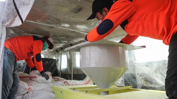 FOTO: Operasi Modifikasi Cuaca Kendalikan Curah Hujan Jakarta