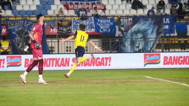 Oxford United dipastikan lolos ke final Piala Presiden 2025 setelah sukses mengalahkan Arema FC 4-0 Kamis (10/7). Ole Romeny sumbang satu gol ke gawang lawan.