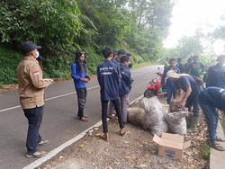 Miris! Sampah Menggunung di Jalur Pacet-Cangar Meski Sudah Dibersihkan