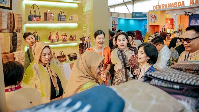Dekranasda Sumut meriahkan HUT ke-45 Dekranas di Balikpapan dengan pameran kerajinan unggulan, Kahiyang dorong daya saing produk lokal di pasar global.