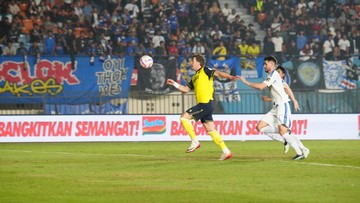 Liputan Olahraga CNN Sport : Ditekel Keras Paulinho, Ole Romeny Kesakitan Lalu Ditandu