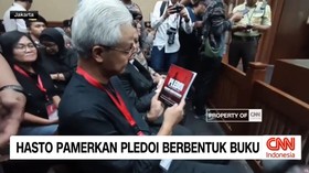 VIDEO: Hasto Pamerkan Pledoi Berbentuk Buku