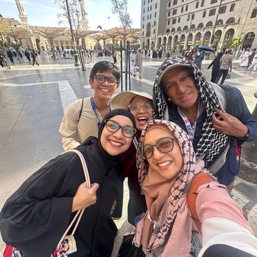 Shahnaz Haque Terharu Tak Sengaja Bertemu Ikang Fawzi Saat Umrah, Ini Potretnya