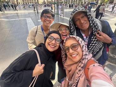 Shahnaz Haque Terharu Tak Sengaja Bertemu Ikang Fawzi Saat Umrah, Ini Potretnya