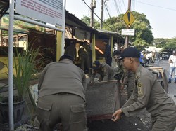 22 Bangunan Liar di Ketintang Ditertibkan Amankan Aset Pemkot