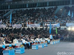Para Buruh Penuhi Indonesia Arena Jelang Pemberian Penghargaan ke Kapolri