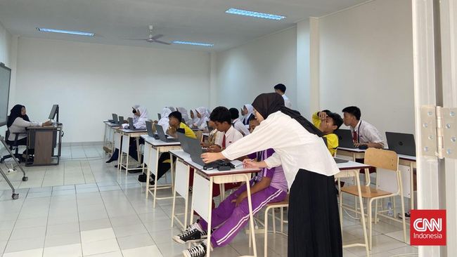 Guru Sekolah Rakyat akan berstatus sebagai ASN PPPK JF Guru di bawah naungan Kemensos. Lantas, berapa gaji guru Sekolah Rakyat?