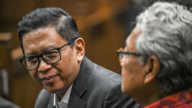 Tuntutan 7 Tahun Penjara Tak Adil, Mohon Hakim Bebaskan Hasto Kristiyanto menilai tuntutan 7 tahun penjara dari KPK tidak adil dan dipengaruhi politik. Ia meminta majelis hakim membebaskannya dari dakwaan.