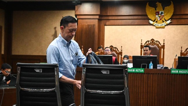 Tom Lembong Jalani Sidang Vonis Kasus Impor Gula Hari Ini Eks Mendag Tom Lembong akan menjalani sidang putusan kasus dugaan korupsi impor gula. Sebelumnya, Tom mengaku siap menghadapi vonis dan diajari tawakal.